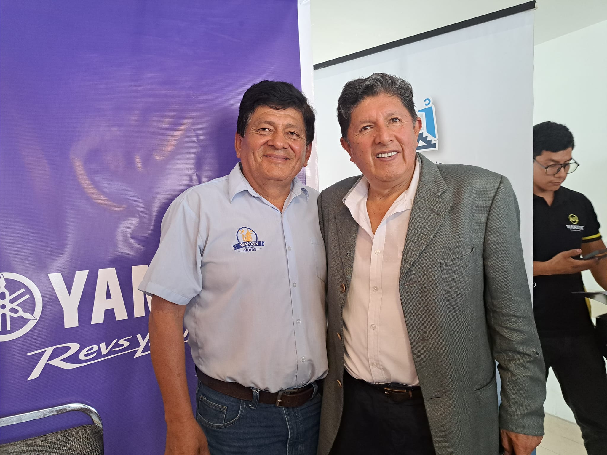 Olivio Huancaruna junto a emprendedores del sector transporte en la Expomotos Chiclayo 2023