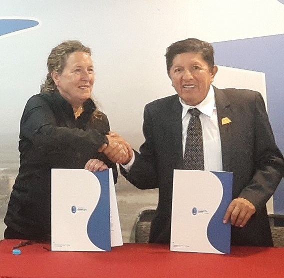 Olivio Huancaruna junto a representante de empresa canadiense impulsora del Proyecto Cañariaco