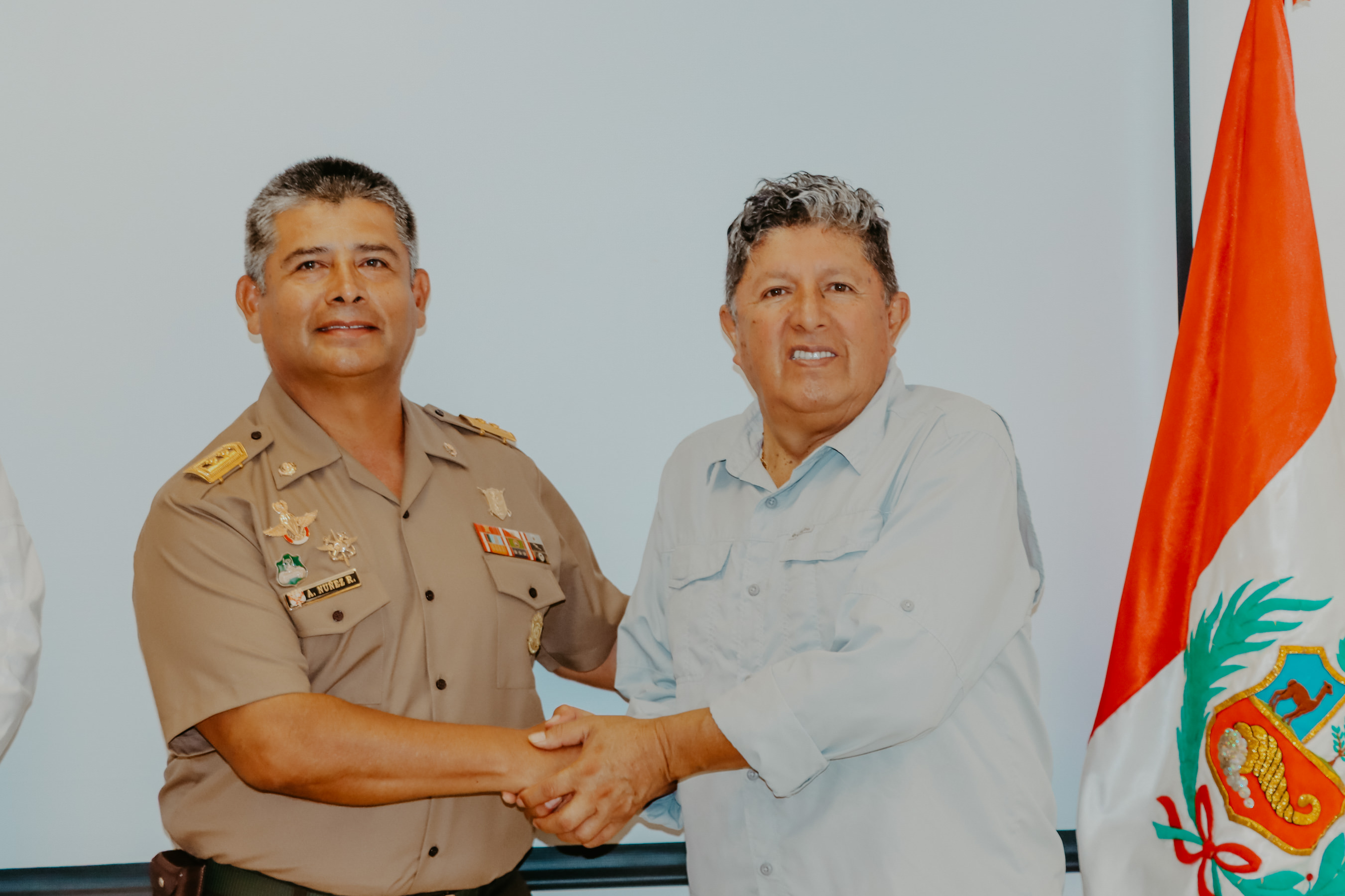 Olivio Huancaruna se reúne con el Ejército del Perú en Lambayeque